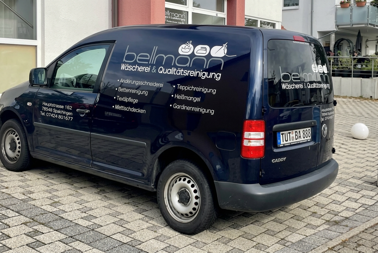 Blauer Lieferwagen der Wäscherei Bellmann